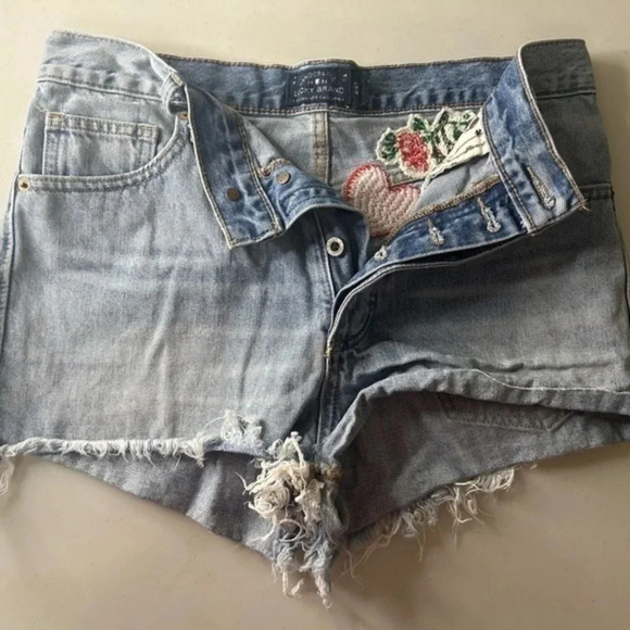 Lucky Brand 4/27 Garden Floral Heart Embroidered Shorts - Picture 2 of 9